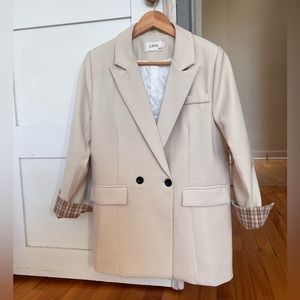 Fitted blazer for casual or office wear